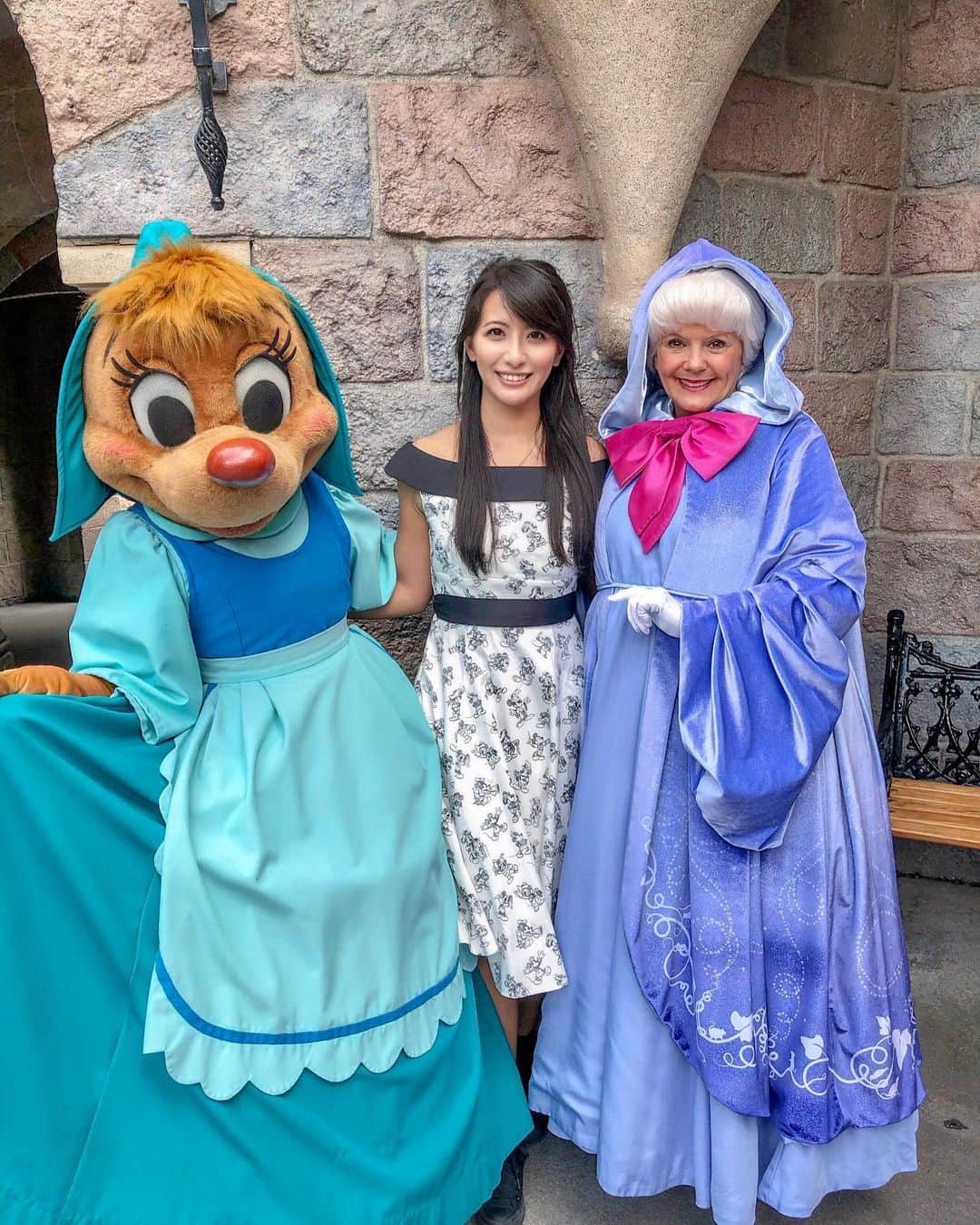矢部あやのインスタグラム：「201811 4day シンデレラのスージーとフェアリーゴッドマザー 海外パークのフェアリーゴッドマザー優しいおばあちゃんで大好き ・ #disneylandresort」