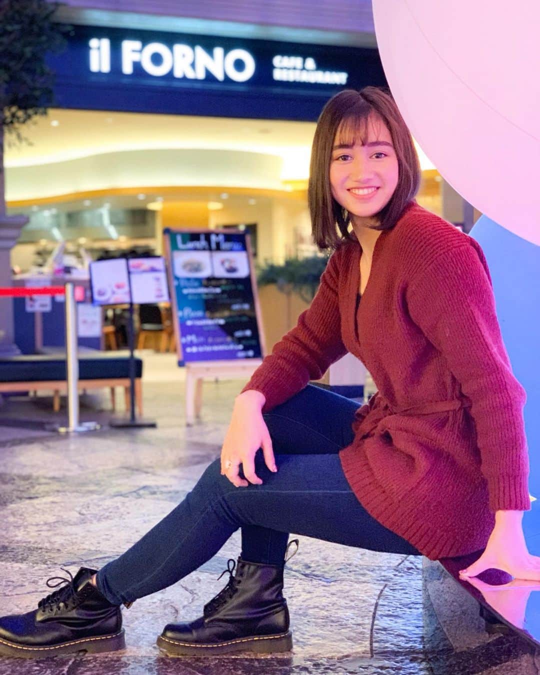 ベネット・マヤのインスタグラム：「I feel like I’ve been wearing red a lot recently ❣️ Photo credits @jojo.71217  #odaiba #dayout #tokyo #christmas #winterfashion #redclothes #fashion #happy」