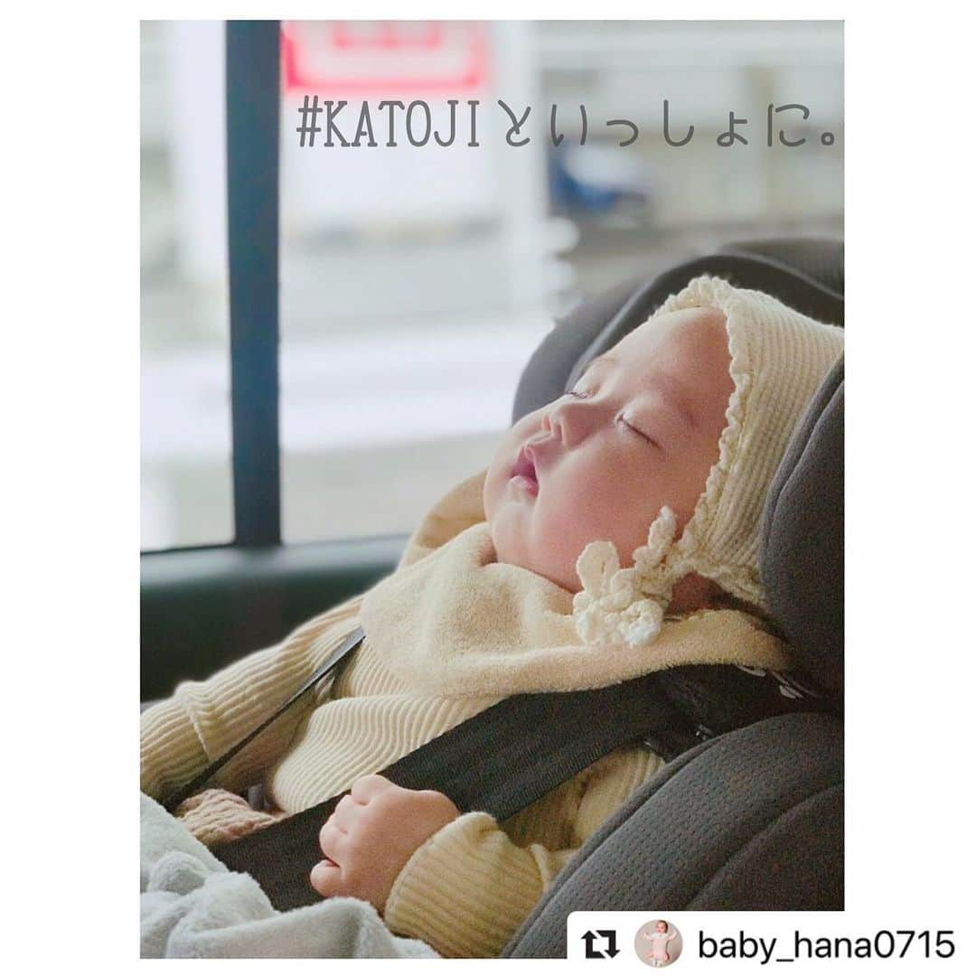 KATOJI（カトージ）さんのインスタグラム写真 - (KATOJI（カトージ）Instagram)「. 赤ちゃんもぐっすり！快適☆彡チャイルドシート【Arc360°】 . イギリス生まれのベビーブランドJoie(ジョイー)の🇬🇧 チャイルドシート【Arc(アーク)360°】は 5段階のリクライニング調節が可能！ お子様の成長に合わせてお使い頂けます🙆‍♀️ . また【Arc360° ツートンブラック】は汗っかきな赤ちゃんのことを考えた メッシュシートでどんな季節も快適なドライブを実現＊ .  @baby_hana0715さん、 素敵なご投稿ありがとうございます😊 . ⏬REPOST⏬ #Repost @baby_hana0715 with @make_repost ・・・ おでかけ中のスヤスヤはなちゃん💤 @meitan_06 ママより、#寝顔バトン 頂きました☺️ チャイルドシートでぐっすりのはなちゃん🌷 停まるとグズグズ言い出しますが 走っていると心地よいみたいで寝始めます。 なので、いつも車乗る前は起きててもらうようにしてます🙂 @joie_japan のシートは360°回転するタイプのなかでは 1番リーズナブルでした💰  バトンお渡ししたい方、タグつけさせて頂きます💕  #令和ベイビー #女の子ママ #女の子ベビー #新米ママと繋がりたい  #新米ママ #べびすたぐらむ #東京ママ #2019年7月生まれ #2019_summer_baby部 #3ヶ月 #3ヶ月ベビー #3ヶ月baby  #3ヶ月女の子 #生後3ヶ月  #赤ちゃんのいる生活  #赤ちゃんのいる暮らし  #ママカメラ #育児アカウント #ぷくぷくほっぺ  #チャイルドシート #子連れおでかけ  #子連れドライブ」12月10日 17時15分 - katoji_official