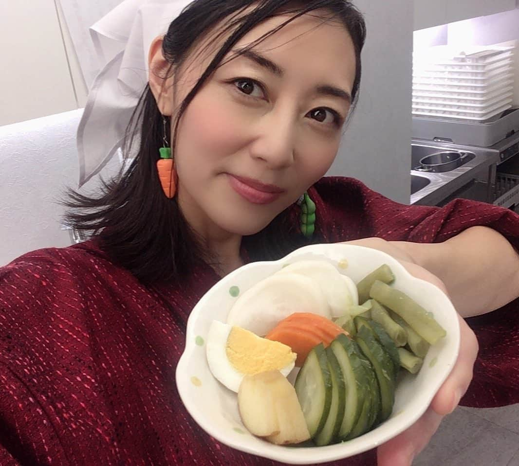 大湯みほさんのインスタグラム写真 - (大湯みほInstagram)「……… 本日も、撮影お疲れ様でした＾＾ ・ ぬか漬け🍆を通して、色々な方にアレンジレシピをお伝えできたり、ぬか漬けを知らない世代の方がたに✨発酵✨の素晴らしさをお伝えする事が出来ている、今の環境に感謝して💕 ・ これからもばあちゃんのぬか床🍆で、美味しいぬか漬けたくさん漬けて皆さんに食べてもらいたいです！！ ・ オンエア告知📺は、またさせて頂きますね✨ ・ #ぬか漬け #糠漬け #発酵 #植物性乳酸菌 #日本 #伝統文化　#腸活レシピ　#菌活生活  #腸内環境 #ぬか漬けアレンジ #アレンジレシピ #ぬか漬けマイスター #大湯みほ #nukazuke #japanese #traditional #food」12月10日 17時23分 - nukazukemiho0320