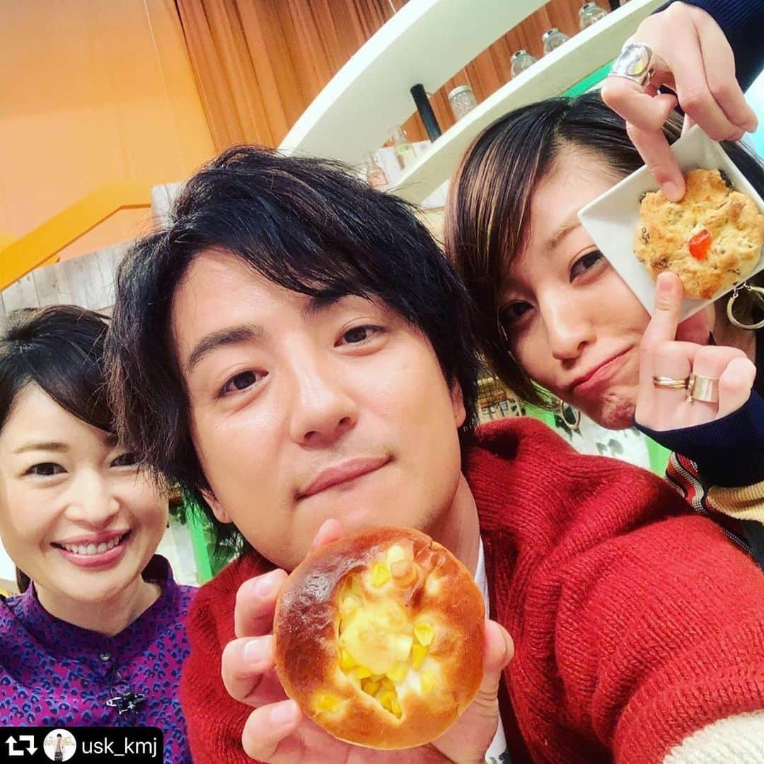 西山茉希さんのインスタグラム写真 - (西山茉希Instagram)「#repost @usk_kmj ・・・ @maki.nshiyama50  #相変わらず#オモロイやつじゃらほい😊 #西山茉希 ちゃん #松丸友紀 アナ シナぷしゅもよろしくお願いします^_^  久々な再会に楽しいよじごじDays生放送♪ お邪魔しましたm(__)m  #悟空の物真似は #ダメージをくらった悟空バージョンです #センズ欲しい手前らへん  いらないこだわりを添えて。 榊原お父さんのパンと共に。 はいチーズ⭐︎⭐︎⭐︎ ありがとうございました(^^)」12月10日 17時26分 - maki.nshiyama50