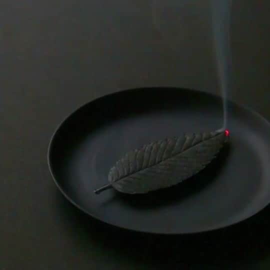 伊藤直樹のインスタグラム：「#HAKO series BLACK incense made of paper  #zen #bonfire #meditation」