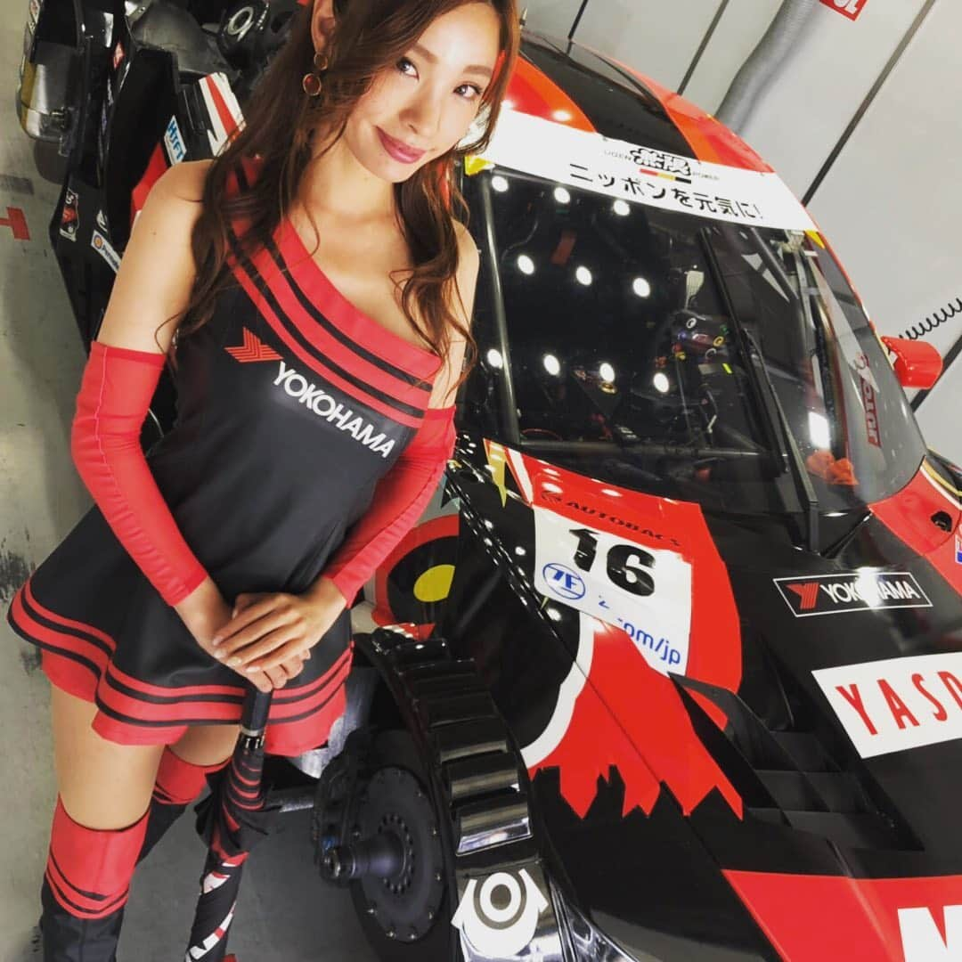 夏江花のインスタグラム：「最近寒いから夏に戻りたい…⛄️ ❤️🖤💛 #TEAMMUGEN #チーム無限 #HONDA #HONDARACING#本田技研工業 #NSX #モータースポーツ#H車好きな人と繋がりたい #SGT2019 #スーパーGT #SUPERGT#スーパーフォーミュラ#SUPERFORMULA#RQ#レースクィーン　#ワンショルダー　#肩出し　#夏コス」