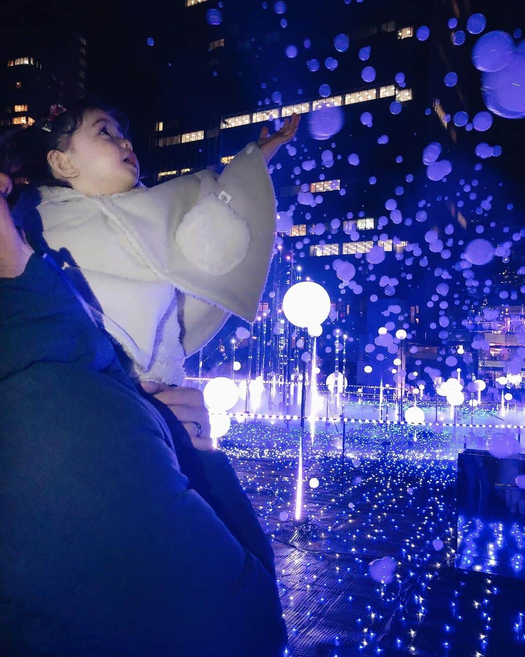 大橋菜央さんのインスタグラム写真 - (大橋菜央Instagram)「MIDTOWN CHRISTMAS 2019✯ . . . 見どころいっぱいの東京ミッドタウンのイルミネーション お目当てのスターライトガーデンがはじまったので 家族でお出かけ🥳 . 芝生広場に現れた巨大宇宙のイルミネーションは 押し寄せるブルーの光の波や流星が駆け巡るような光のショーはアート作品のよう💫 . ショーのクライマックスには しゃんぼんだまが飛び出してMiaは捕まえようと大興奮🙌🌈 . 前回見れなかったインフィニティサンタや クリスマスツリーも巡って クリスマス気分いっぱいで帰宅🎄 . 帰りの車ですでに“また行く“というMiaを連れて また期間中に見に来れたらいいな☺️✨ . . ✮MIDTOWN CHRISTMAS✮ 2019年11月14日(木)〜12月25日(水) しゃぼん玉イルミネーションは12月18日まで💫 . #東京ミッドタウン #TOKYOMIDTOWN #ミッドタウンクリスマス #MIDTOWNCHRISTMAS #クリスマス #六本木 #イルミネーション #スターライトガーデン #しゃぼん玉イルミネーション #サンタツリー #インフィニティサンタ #クリスマスマーケット #promotion」12月10日 17時36分 - naoliving