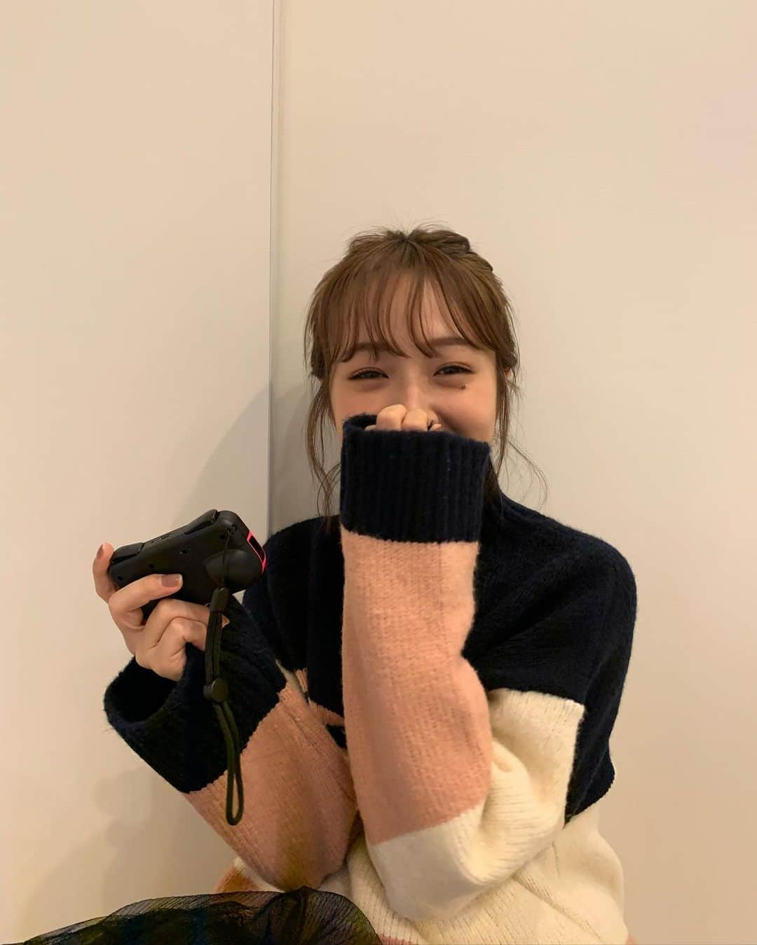 前田希美（まえのん）さんのインスタグラム写真 - (前田希美（まえのん）Instagram)「Switchに、またハマる前田です。 最近はマリオカートばっかりやってます。 去年の今頃は毎日Switchしてたなぁ。 Switchの面白いソフト何か知ってますか？ (マリパとスマブラとバイオと マリオカートはよくやってます。) 最近ゲームのモチベ高めです。 (あ、いつもか。) 今日も空き時間に新しい ゲーミングイヤホン買ってきました。笑  ざっくりポニーがお気に入り♥  #Switch #任天堂スイッチ #game」12月10日 17時37分 - maeda_nozomi