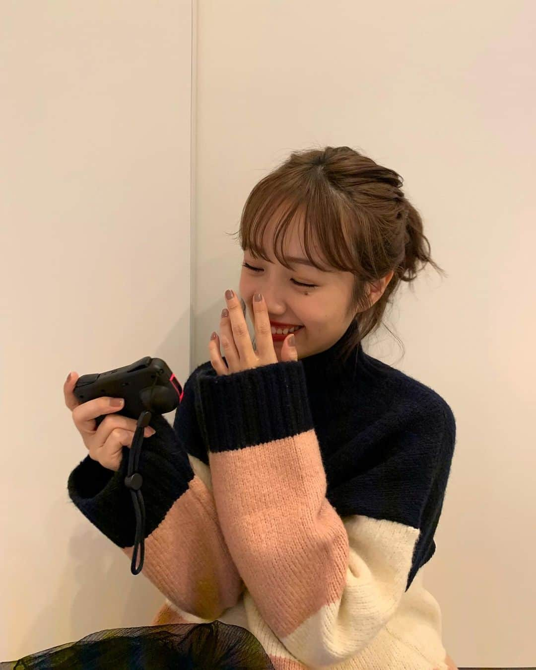 前田希美（まえのん）さんのインスタグラム写真 - (前田希美（まえのん）Instagram)「Switchに、またハマる前田です。 最近はマリオカートばっかりやってます。 去年の今頃は毎日Switchしてたなぁ。 Switchの面白いソフト何か知ってますか？ (マリパとスマブラとバイオと マリオカートはよくやってます。) 最近ゲームのモチベ高めです。 (あ、いつもか。) 今日も空き時間に新しい ゲーミングイヤホン買ってきました。笑  ざっくりポニーがお気に入り♥  #Switch #任天堂スイッチ #game」12月10日 17時37分 - maeda_nozomi