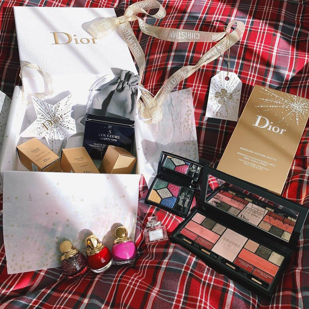 泉はるさんのインスタグラム写真 - (泉はるInstagram)「. @diormakeup からクリスマスプレゼント🎁 クリスマスコフレどれも可愛すぎて使うのもったいない😢❤️ #dior #diormakeup」12月10日 17時41分 - haruppp717