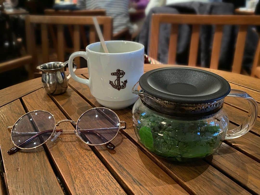 のインスタグラム：「ここのミントティーが美味しかった🌿✨ そしてふと、思った。昔は、ハーブティーが飲めなかったの。中でも特に「ミントティー」 ・ ・ 「こんな歯磨き粉よく飲むな！」 と、思っていた でも30歳になった今、自ら進んでミントティーを注文する自分がいる ・ ・ 昔は、魅力に気付けてすらいなかったのに、今やどっぷり惚れ込んでる。面白いもんだね、人も味覚も人生も。 ・ ・ 誰にだって、何にだって 必ず『魅力』が隠れてる 否定する前に、まずは『魅力』を探せたら、好きになれるかもしれないね ・ ・ #ハーブティー #ミントティー  #寺田有希 #teradayuki」
