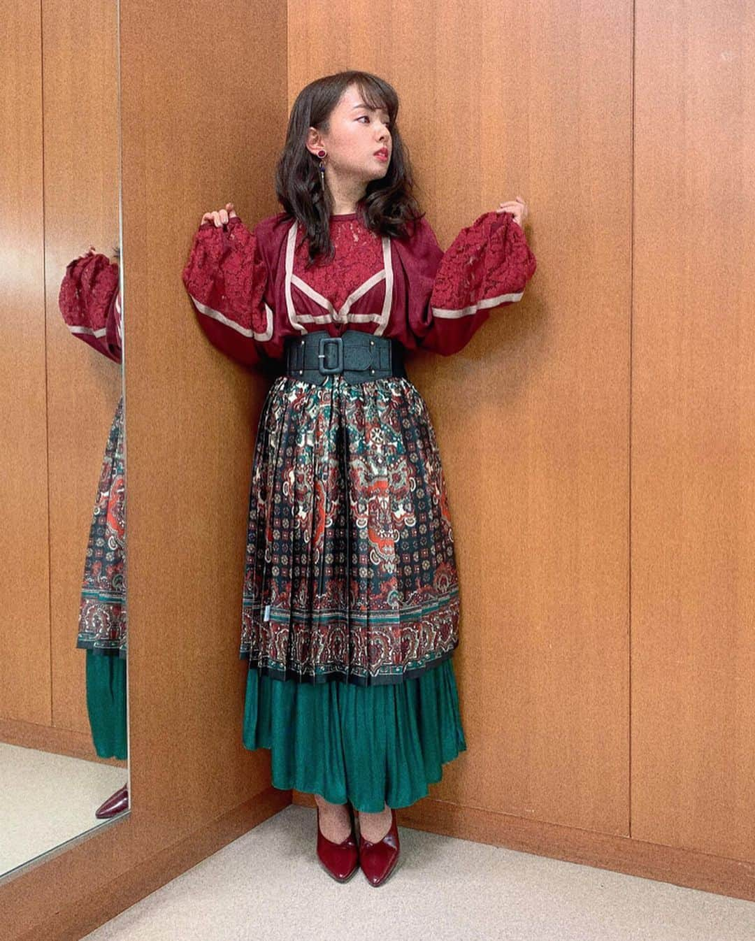 山田菜々さんのインスタグラム写真 - (山田菜々Instagram)「王様ブランチのロケ衣装とスタジオ衣装☺︎ ロケは動きやすい格好で☺︎ スタジオは華やかに赤と緑でクリスマスっぽくなりました☺︎ 実はスカート2枚はいてるの〜！ 1枚でも可愛いんだけどより華やかにと緑をいれてくれました☺︎」12月10日 17時43分 - tannana.yamada