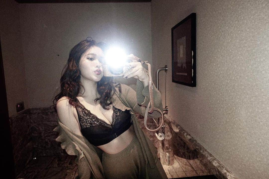 のインスタグラム：「💋💋💋 #imyours #theritzcarlton #theritzcarltontokyo #selfie #lingerie #toilet #lol」