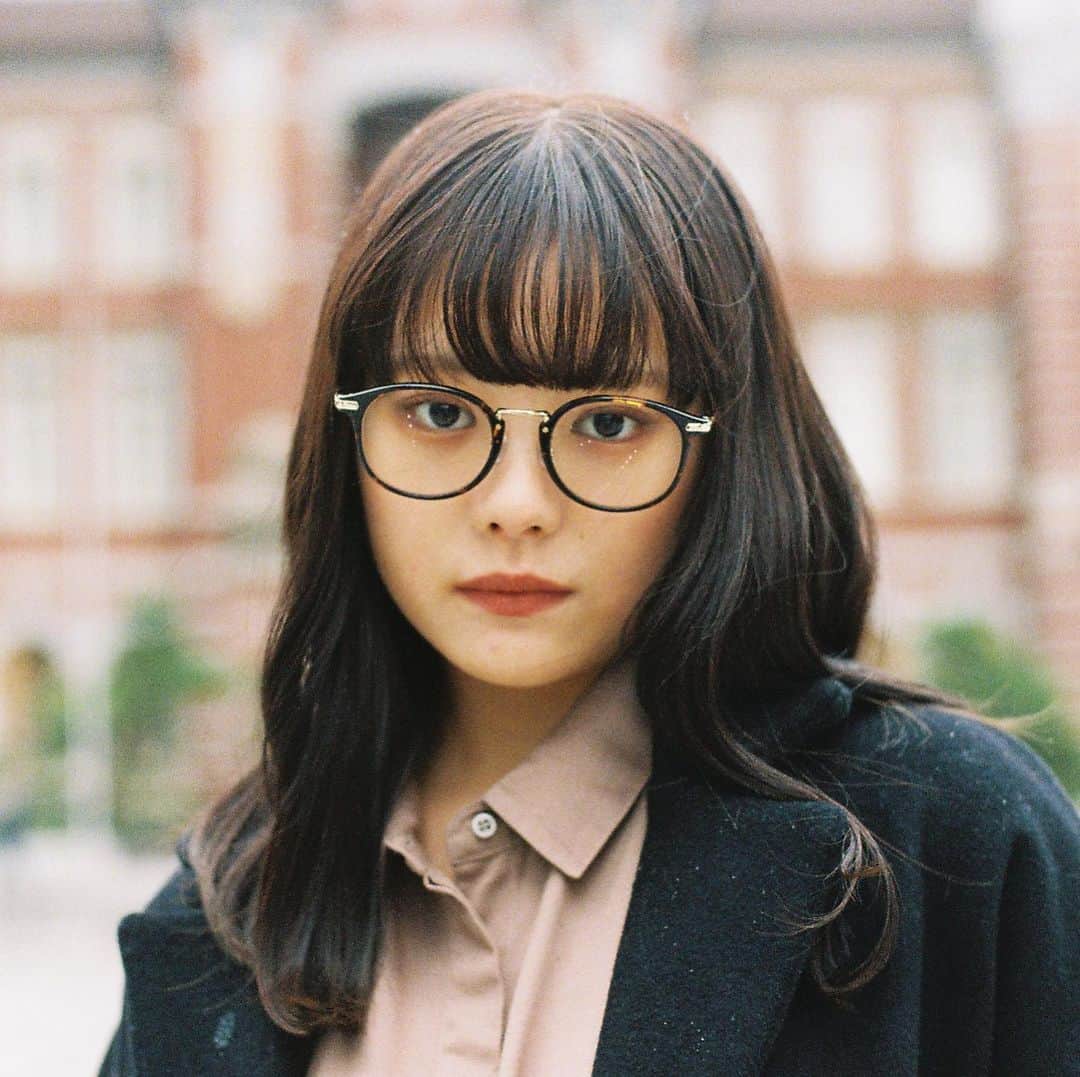 Zoff Officialのインスタグラム：「Zoff CLASSIC / ZP191010_49A1 Model @natsumi__kimura かっちりと見せたいシャツスタイルには、ウェリントン型のメガネを合わせて。 べっこう柄とメタルブリッジの組み合わせが、目元をさりげなくおしゃれに装飾してくれます。 #Zoff #FASHION #eyewearstyle #メガネ #ゾフ女子 #Zoffコーデ #ゾフクリスマスプレゼント #🤶 #🎁 **************************** Zoff公式Instagramアカウントフォロー＆「いいね！」でメガネが当たる #ゾフクリスマスプレゼント キャンペーン実施中。さらに年末年始を盛り上げるストーリーズ用フィルターを全員にプレゼント中 。 . ■企画概要 Zoff公式Instagramアカウント「@zoff_eyewear」をフォローし、Zoff公式Instagramアカウントによる12月投稿分のハッシュタグ #ゾフクリスマスプレゼント がついている全８投稿いずれかに「いいね！」をしてくれた方の中から、それぞれ1投稿につき1名合計8名様に投稿で使用した同型のフレームに「Zoff UVクリアレンズ」(※度無し)をセットしたメガネをプレゼント。 . ■参加資格  下記2条件を満たすことで参加可能 ①Zoff公式Instagramアカウント「@zoff_eyewear」をフォロー ②Zoff公式Instagramアカウントによる12月投稿分の「#ゾフクリスマスプレゼント」 ハッシュタグがついている全8投稿の中から、ご希望のメガネが着用されている投稿に「いいね！」をする ※すでにZoff公式Instagramアカウントをフォローいただいている方もご参加いただけます ※公開アカウントのみ抽選対象とさせていただきます ※キャンペーン期間中にフォロー、「いいね！」を外されている方は対象外とさせていただきます . ■賞品  投稿で使用した同型のフレームに「Zoff UVクリアレンズ」(※度無し)をセットしたメガネ 各1本合計8名様分 . ■キャンペーン期間 2019年12月2日（月）以降投稿分〜2019年12月20日（金）23：59まで . ■当選発表  当選結果はDMにて当選者様のみにお送りいたします . ■プレゼント発送予定 2019年12月24日（火）発送予定 . ■応募規約  当社が実施する「#ゾフクリスマスプレゼント」キャンペーンに応募の方は、以下をよくお読みいただき、ご同意いただける場合のみご応募ください。 https://www.zoff.co.jp/shop/t/t1642/」