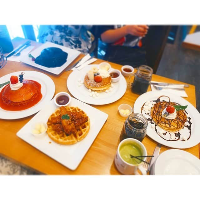 平祐奈さんのインスタグラム写真 - (平祐奈Instagram)「念願のパンケーキ🥞 ホノルルマラソンまでグルテンフリーをしていたので完走したらパンケーキを食べる‼︎と決めていました☺️ みんなで色んなフレーバーを頼んでシェアしてこんなにパンケーキを鱈腹食べれるなんて贅沢で幸せでした🥰  同じく初ホノルルマラソンに挑戦したトラちゃんと☺️🤙 才色兼備なトラちゃん✨1歳下なのに私よりも凄く凄くしっかりしていて一緒にいると勉強になる事がたくさんです🐯✨ #祐奈のハワイ日記」12月10日 17時52分 - yunataira_official