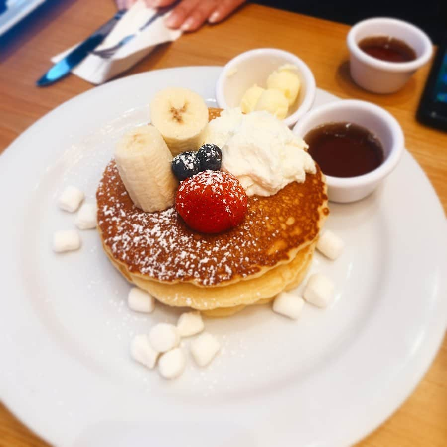 平祐奈さんのインスタグラム写真 - (平祐奈Instagram)「念願のパンケーキ🥞 ホノルルマラソンまでグルテンフリーをしていたので完走したらパンケーキを食べる‼︎と決めていました☺️ みんなで色んなフレーバーを頼んでシェアしてこんなにパンケーキを鱈腹食べれるなんて贅沢で幸せでした🥰  同じく初ホノルルマラソンに挑戦したトラちゃんと☺️🤙 才色兼備なトラちゃん✨1歳下なのに私よりも凄く凄くしっかりしていて一緒にいると勉強になる事がたくさんです🐯✨ #祐奈のハワイ日記」12月10日 17時52分 - yunataira_official