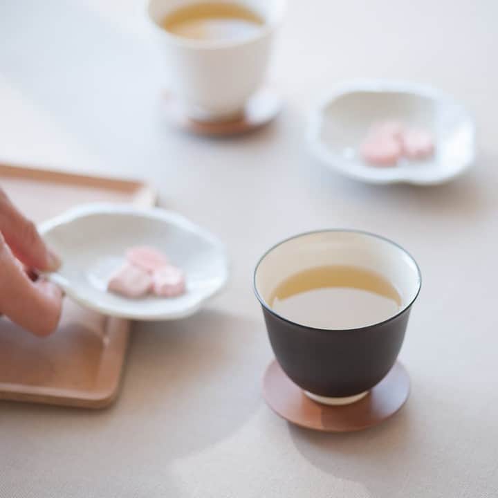 フリーデザインさんのインスタグラム写真 - (フリーデザインInstagram)「. あたたかい飲み物が美味しい季節です。湯呑みでゆっくり日本茶を楽しむのっていいですよね！ . 鹿児島の「すすむ屋 茶店」の「すすむ湯呑み」は、「美味しいお茶を楽しむ」ということを目的に、一切の無駄がないシンプルな形に仕上がっています。湯呑みを制作したのは、有田焼ブランド「JICON」を手掛けるデザイナー大治将典氏と今村製陶。 . 少し広がった飲み口からは日本茶の香り広がります。しっかりした高台があるので持ちやすいのもうれしいところ。 ごはんの時や甘いものを食べるくつろぎのひとときなど、日本茶のある暮らしをより良いものにしてくれます。 . カラーは温かみのある「生成りの白」と、使えば使うほどに色の深みが増す「呉須の黒」です。サイズは家族でお茶を飲むときや、来客時に出すときに丁度良い小ぶりな「小（120ml）」と、ゆっくり食事や読書をするときにたっぷり飲める「大（180ml）」の2種類です。 ※吉祥寺店では、湯呑み小のみの取扱いです。 . . ▼詳細はプロフィールのリンクからご覧いただけます。 → @freedesign_jp . 【取扱店舗】 #フリーデザインオンラインショップ #フリーデザイン吉祥寺店 . #すすむ屋茶店 #すすむ屋 #すすむ湯呑 #日本茶 #japanesetea #有田焼 #大治将典 #今村製陶 #freedesign #フリーデザイン #吉祥寺 #kichijoji #シンプルライフ #ライフスタイルショップ #くらし #暮らし #暮らしの道具 #暮らしを楽しむ #丁寧な暮らし #qualityliving #雑貨店 #zakka #雑貨屋 #インテリアショップ」12月10日 18時04分 - freedesign_jp