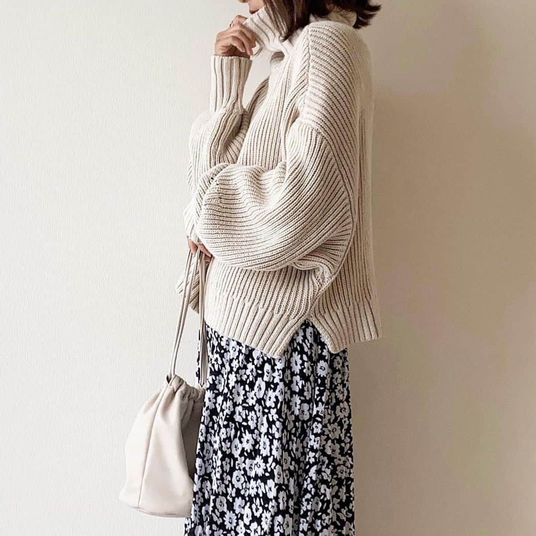 titivateさんのインスタグラム写真 - (titivateInstagram)「. . 【 style share 】 ボリュームニット 品番:AUXN0406 ¥4,990+tax . @nm.ks 様、素敵なコーディネートありがとうございます✨ 一枚で今年らしい装いになるニットは、今期外せないマストアイテムです🎶 サイドに入ったスリットでインスタイルもキレイに👏🏻 . 12/13(金)10:59までHIT ITEMがお得にお求め頂ける20%OFFクーポンを配布中🎫 . STYLE SHARE 募集中！ titivateのアイテムを取り入れてコーデを投稿しよう！ ハッシュタグは『#titivatestyle』 . 素敵な着こなしで、もしかしたらtitivateのアカウントで紹介されちゃうかも⁈ 「リアル」で「身近」なオシャレコーデを楽しみにしています♪ . #titivate #ティティベイト #ファッション #ニット #ボリュームシルエット #ボリュームニット . . #Repost @nm.ks ・・・ 2019.12.7 ♥♥♥﻿ ﻿ @titivatejp  #ボリュームニット の着回し﻿ ﻿ 袖のボリュームがたまらん𓂃 𓈒𓏸﻿ 丈も短めだから﻿ インしなくてもバランスとれる♡﻿ ﻿ ﻿ #titivate #titivatestyle #ティティベイト ﻿#ニット #fashion #coordinate #mineby3mootd ﻿ ♥♥♥」12月10日 18時04分 - titivatejp