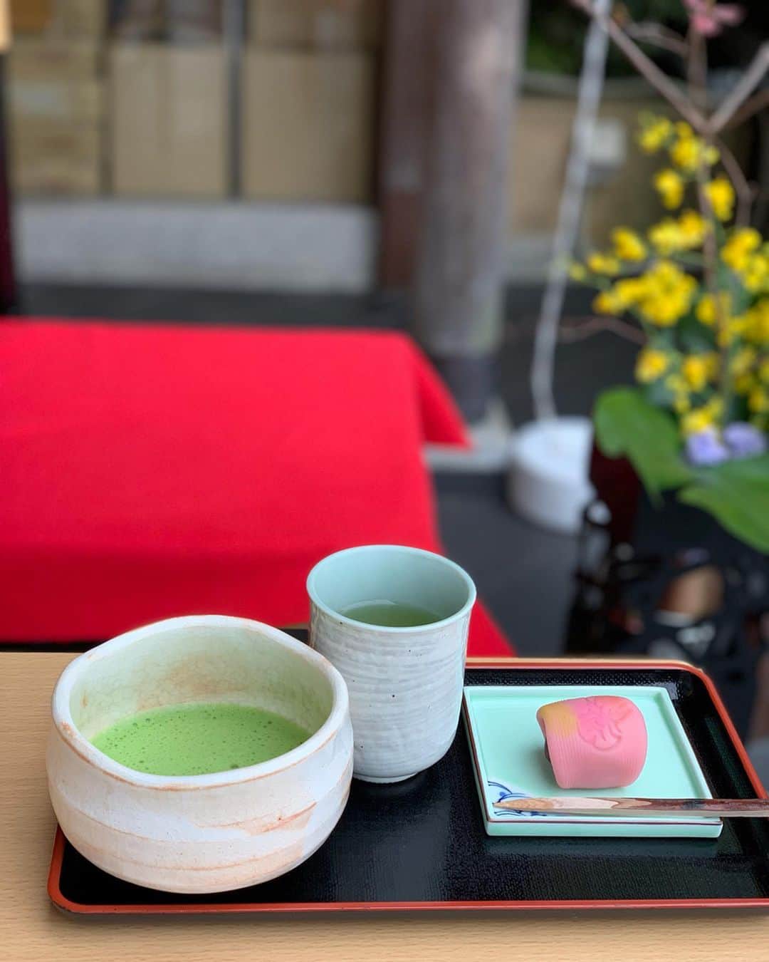 宮田綾子さんのインスタグラム写真 - (宮田綾子Instagram)「ハイヒールLOVERS Ayako⁑  嵐山の鼓月でお抹茶💚 外の赤い椅子で飲みたいって言ったらさっとテーブルを用意してくださってありがとうございます♪お菓子も美味しい〜 お茶してたら目の前にキモノ・フォレストも見えたから寄ってみたよ  京都には膝上までのロングブーツ履いていったんだけど、暖かいし足楽だしすごく良かった！ #boots #spintheearth @spin_the_earth  #ハイヒールLOVERS #宮田綾子 #pr #京都 #嵐山 #嵐山カフェ #嵐山駅 #鼓月 #京都カフェ #京都観光 #kyoto #kyotojapan #kyotocafe #抹茶 #和菓子 #和菓子屋 #キモノフォレスト #そうだ京都行こう」12月10日 17時58分 - ayako__miyata