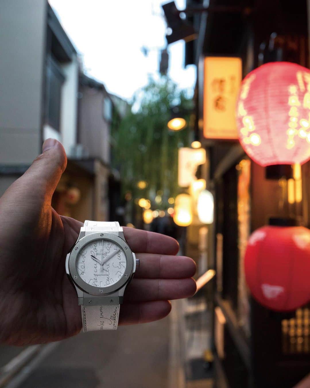 ウブロさんのインスタグラム写真 - (ウブロInstagram)「〜 ウブロのぶらり旅 〜 迫る夕暮れの中、情緒ある京都の街中で、ふと目を引く時計。 ベルルッティとのコラボレーションによる上質な白いレザーが光ります。 腕元に洗練を添えて。 #日本限定 100本。  #watch#dailywatch#luxury#luxurywatch #instawatch#menswatch #ラグジュアリーウォッチ #スイス時計 #時計 #腕時計  ________________________ #ウブロブティック京都 📧Daimaru.kyoto@hublot.com 📞075-533-2711 Follow @hublot & @hublot_japan !」12月10日 18時02分 - hublot_japan