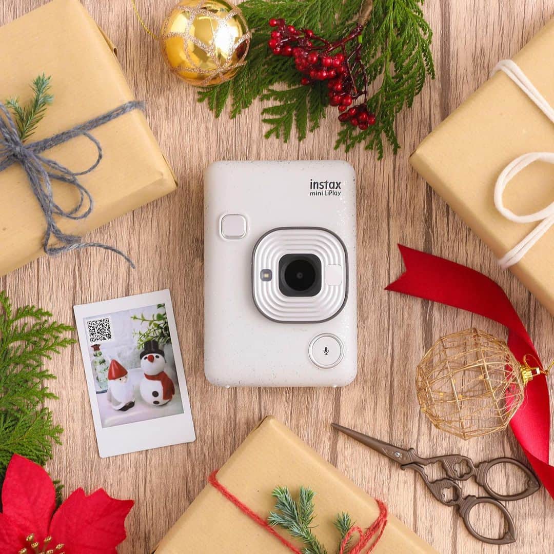 Fujifilm instaxさんのインスタグラム写真 - (Fujifilm instaxInstagram)「.﻿ もうすぐクリスマスシーズン♪﻿ 個性豊かなチェキをプレゼントすれば、喜んでもらえること間違いなし☆﻿ ﻿ カラバリ豊富なかわいらしいフォルムの「mini8+」﻿ みんなでワイワイ楽しめるプリンター「mini Link」﻿ 音も入れることができちゃう「mini LiPlay」﻿ ﻿ あなたなら、どれがもらえたら嬉しいですか？﻿ ﻿ みなさんもクリスマスらしい瞬間のチェキを #instaxlife でぜひ投稿してください。﻿ 素敵な写真は、本アカウントにてご紹介をさせて頂きます！﻿ ﻿ #instax #instaxcamera #instaxmini #mini8plus #miniLink #miniLiPlay #cheki #チェキ #FUJIFILM #富士フイルム #スマホプリント #スマホプリンター #フォトプリンター #ホリデーシーズン #クリスマス #クリスマスプレゼント #ギフト #プレゼント #xmas #クリスマス準備 #チェキのある生活 #マイチェキ #instaxlife」12月10日 18時02分 - cheki_instax