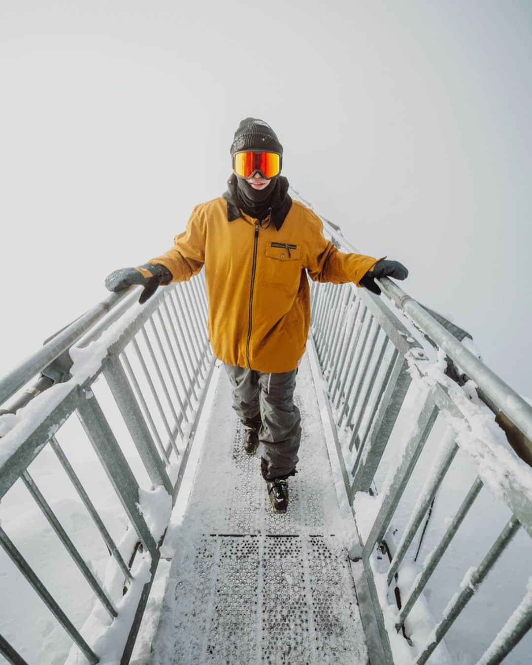 dragonalliancejapan （公式）さんのインスタグラム写真 - (dragonalliancejapan （公式）Instagram)「スイスのフリースタイルスキーヤー @laurentdm🇨🇭 2019-20新フレーム DX3のレッドレンズモデルをチョイス☝️ . @glacier3000.ch のピークとピークを繋ぐ標高3000m級の吊り橋にて🏔👀 . . @klorklor #ドラゴンゴーグル」12月10日 18時12分 - dragon_japan