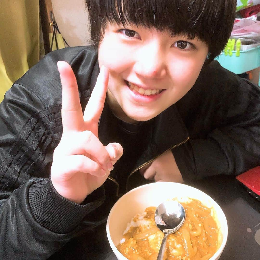 美奈子さんのインスタグラム写真 - (美奈子Instagram)「ちゃんこ鍋のあとのスープで作るカレーがまた格別にうまい。  たくさんの野菜とお肉のエキスがいっぱい💚 たまに大根や椎茸も残っているけど 意外とカレーに合う🍀  カレーの他にも 残りのスープ＋具材を足して 炊き込みご飯にしてもうんまい👍  最後の最後まで頂く🍀  さーて 今日の夕食急いで作らなきゃ！  #最後の最後まで #美奈子」12月10日 18時06分 - minako_official