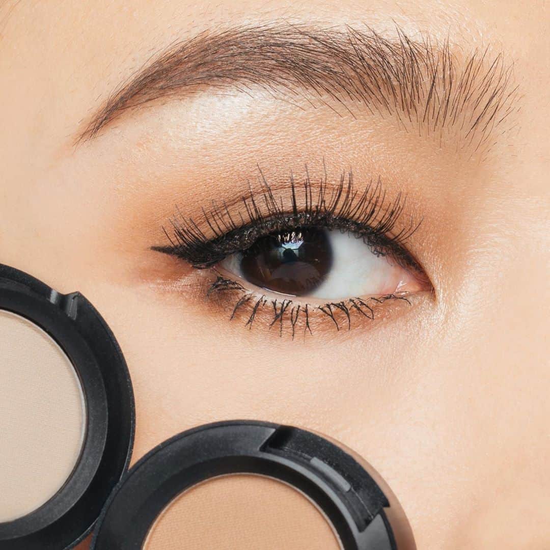 M∙A∙C Cosmetics Japanのインスタグラム：「ㅤ 2019年 M·A·Cアーティストが選ぶ マストハブ！ -アイシャドウ編- ㅤ ❄️[スモールアイシャドウ] オメガ ❄️[スモールアイシャドウ] コルク ㅤ マットな質感で影を作ったり、アイブロウにも使える便利なカラー👀単色でも立体感のある目元に。下まぶたにぼかして入れると、目幅が広がってみえるのでトライ✨ブラシ使いがおすすめです。 ㅤ ㅤ ㅤ MAKEUP AND MODEL: M·A·C ARTIST MAYUKO MOGAMI @macpro_tokyo PHOTO: @takaki_iwata ㅤ ㅤ ㅤ ㅤ ㅤ #MACCosmeticsJapan #MACコスメ #MACCosmetics #コスメ #メイク #アイシャドウ #スモールアイシャドウ #ブラウン #ブラウンメイク #ブラウンシャドウ #目力 #アイメイク #スウォッチ #シャドウ #グラデシャドウ #マットメイク #アイブロウ #アイブロウパウダー #コスメ紹介 #セルフメイク #メイク方法 #ポーチの中身 #makeup #eyemakeup #eyeshadow #eyebrows #beauty」