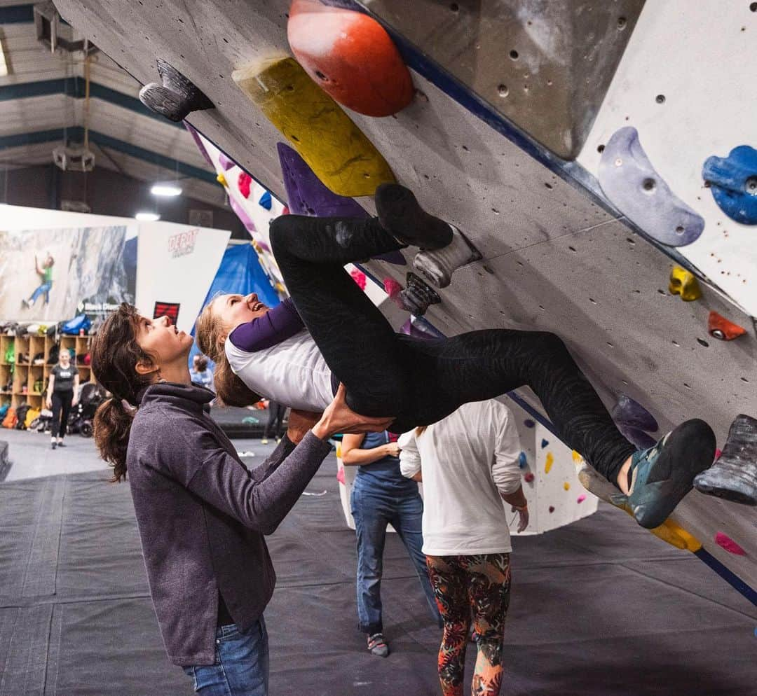 ニナ・カプレツさんのインスタグラム写真 - (ニナ・カプレツInstagram)「Last weekend I took part of the first “women climbing event” ever in my life. I have to admit that it was damn good and that the energy of 350 women in one gym was very positive.  I felt honoured to share my values in person with those climbers. Thanks @womensclimbing for the invitation, it truly  opened my mind... 🧗‍♀️🧗🏾‍♀️🧗🏻‍♀️ Thanks also @hydroflask and @lyofood for the support! @arcteryx」12月10日 18時08分 - ninacaprez