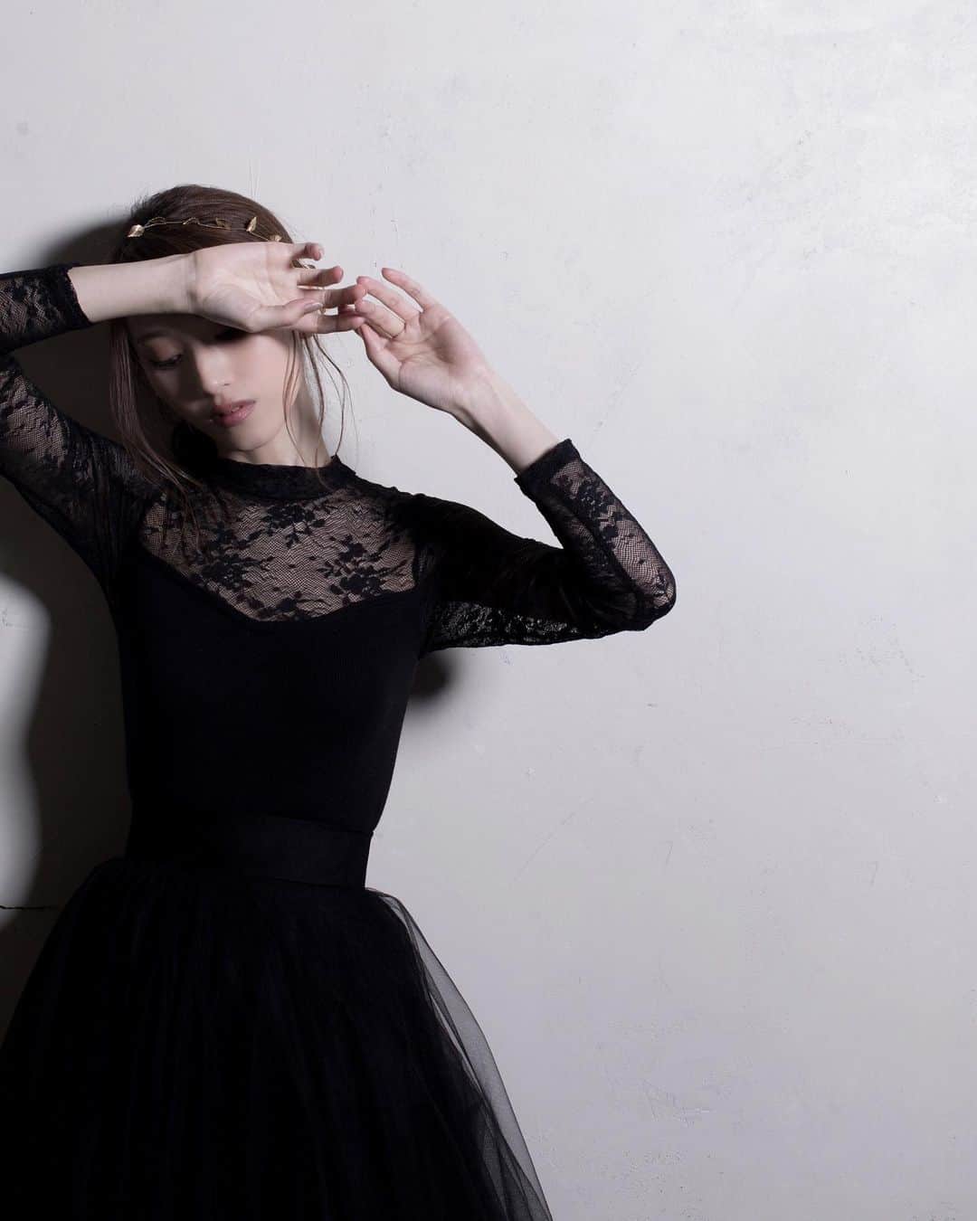 のインスタグラム：「black dress  POP UP STOREでお話しした時に、 結婚式の写真や黒のドレスの写真を 素敵でしたと伝えて下さった方もいて とても嬉しかったです…🤴🏻👸🏻♡ . 挙式・披露宴では白のウェディングドレス お色直しはダスティピンクのカラードレス 和装は前撮りの日だけに着て、  TIMELESS by A @timeless_bya の撮影は 結婚式が終わってからお話しを頂いたので 黒のドレスを着たのは式後の撮影の時に。♡ . 挙式や披露宴で黒のドレスを着るのは まだ受け入れられにくいかもしれませんが 前撮りや後撮りなどのフォトだったら📷 色々なアレンジが楽しめると思います👰🏻♡ . Dress shop @bridalcore_tokiwa Hair arrange @hairz_bridal Photograph @nicedpp  #kento_ai_wedding #timeless_bya #shooting #blackdress」