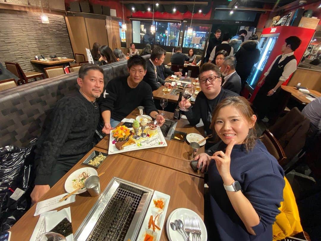渡部太基のインスタグラム：「. 誕生日前祝いして貰いました😊✨ いくつになってもお祝いして貰えるって幸せですね☺️🙏 昨日色んなところでお会いした皆さんもwありがとうございました😭 #誕生日会 #前祝い #12月12日 #感謝」