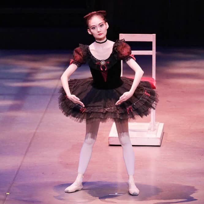 伊藤友季子さんのインスタグラム写真 - (伊藤友季子Instagram)「ー𝑪𝒐𝒑𝒑𝒆𝒍𝒊𝒂📕🗝 すでに懐かしい先月の舞台˚✧₊⁎ ロイヤル・バレエ団では今ちょうど『眠れる森の美女』と『コッペリア』を上演しています。 今年は珍しく『くるみ割り人形』はないそうです🎄 たまたま私も昨年「眠り」をやって、先月「コッペリア 」をやったので嬉しい偶然◦̈⃝♪ . @lilacballethouse 5th Anniversary Performance "Coppelia". photo: ©︎A.I Co.,Ltd –––––––––––––––––––––––––––––––––––––———— #バレエ #ballet #バレエスタジオ #バレエ教室 #バレエダンサー #バレエ講師 #クリスマス #christmas #ロンドン #英国 #london #英国ロイヤルバレエ団 #ロイヤルバレエ団  #royalballet #coppelia #コッペリア」12月10日 18時21分 - yukiko_xx