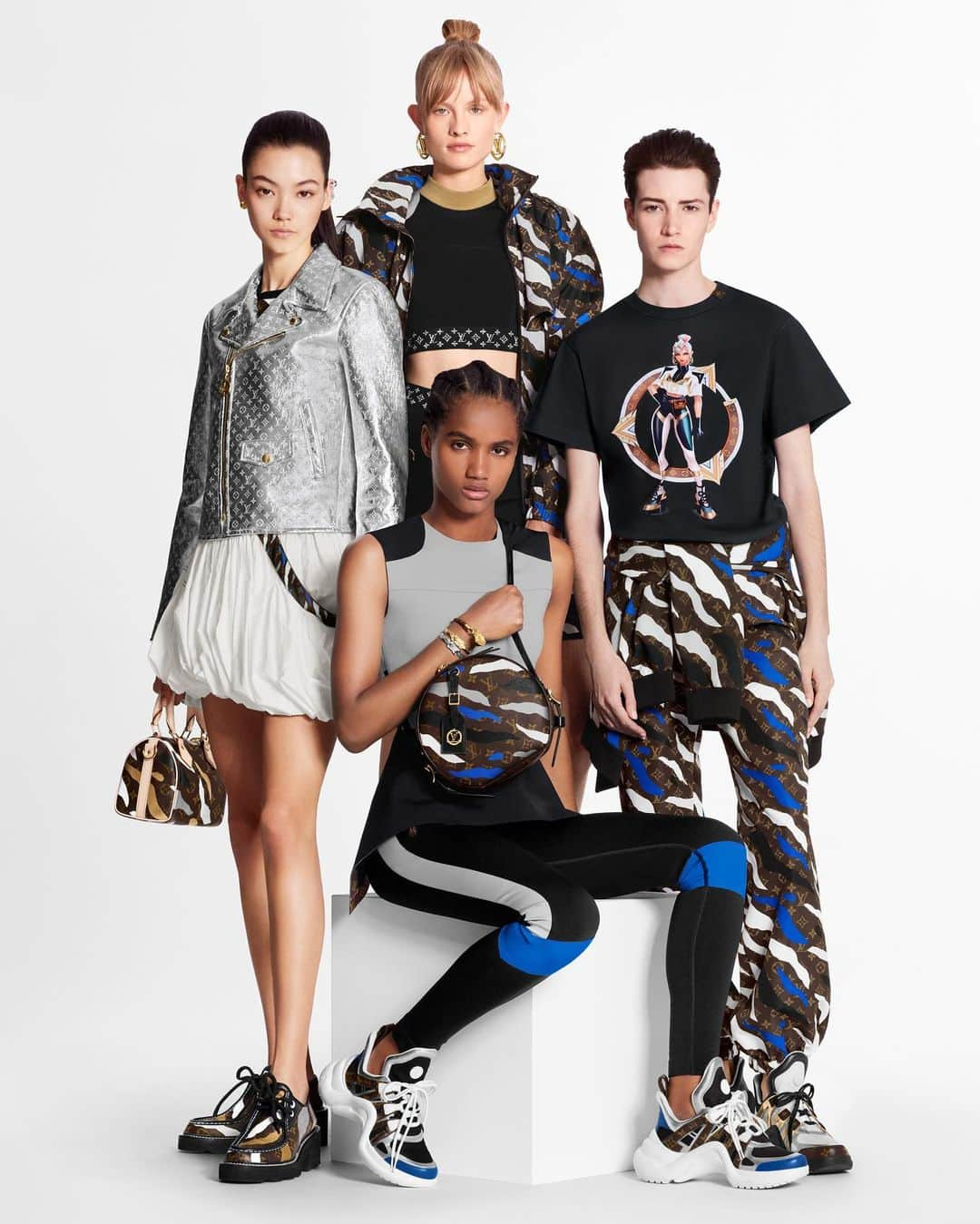 HYPEBEASTさんのインスタグラム写真 - (HYPEBEASTInstagram)「@hypebeaststyle: @louisvuitton has unveiled its collaborative @leagueoflegends apparel collection, designed by Nicolas Ghesquière. The capsule is a complement to the Prestige skins imagined for ‘LoL’ characters Qiyana and Senna, the latter of which has yet to be officially revealed, and features a bespoke Monogram pattern, as well as pops of blue and silver color in homage to the game’s champions. The items can be found now on Louis Vuitton’s website. ⁠⠀ Photo: Louis Vuitton」12月10日 18時16分 - hypebeast