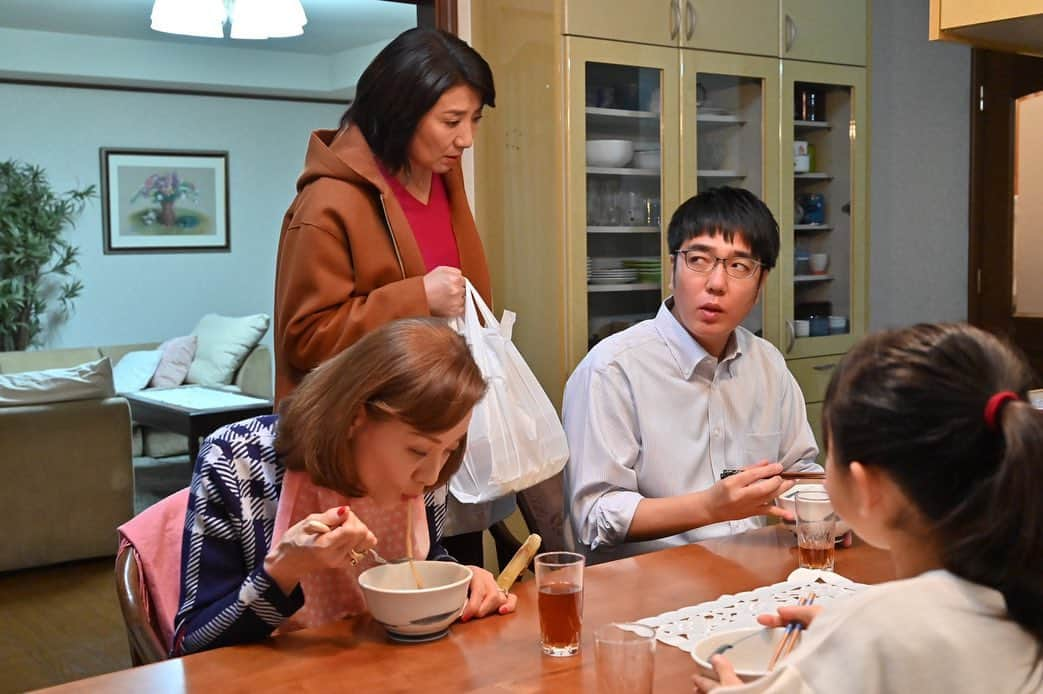 滝沢カレンさんのインスタグラム写真 - (滝沢カレンInstagram)「まずは大声を出したい　第9話が始まります。  ついに、人と人が次のエリアに行ってしまった... そこは、究極の瞬き、呼吸禁止エリア、、とも言える1秒で割れてしまうような風船な場所だ。  大切に大切に風船を持ち上げることはできるのか。  決して1人じゃ持ち上がらない。  今こそ目と目が必要なときなんじゃないのか？！ 心の通じ合いは　心の許しは  簡単な言葉で　悲しませてしまうパワーだってあるんだ。  男と女はやっぱり分かち合えないのか？！ いや、まってくれよ、分かち合うやらなんやらの細かい話なんか恋には関係ないんだ。  好きな気持ちと、信じる気持ち、簡単な二文ではないが、  2人にはきっときっとこんがりがりすら乗り越えてほしい。  さぁ、見よう。 平日の心臓モードを切り替えて。 瞬きがしにくいので目の渇きに注意してください。  22:00〜 TBSさん 「G線上のあなたと私」  第9話が幕開けます」12月10日 18時20分 - takizawakarenofficial