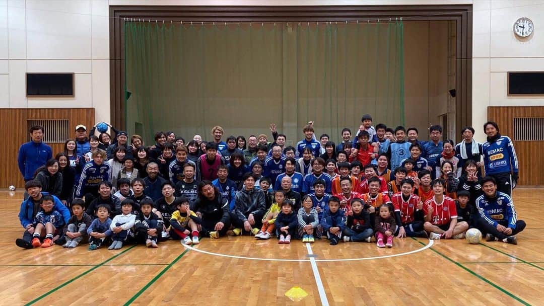 橋本英郎さんのインスタグラム写真 - (橋本英郎Instagram)「【フットサル交流会】 ． シーズン終了後、今年1年間直接的に、また間接的にお世話になったスポンサーの方々と市民体育館でフットサルをしました！ ． コートが3面取れた事もあり、かなりの試合をみんなやりました！みんな楽しんでくれてました！！ ． 選手も俺含め7人参加して、若手の大野と村井は2時間弱フル出場でした！ ． コートの手配やチーム分け、様々なサポートをしていただきました白石さん、清水さん ． 本当にありがとうございました！ ． #fc今治  #スポンサー  #サポートに  #感謝  #フットサル  #交流会  #ちなみに  #わたしは  #タイムスケジュール  #コントロールの  #mc でした。 #参加選手 にも #感謝」12月10日 18時20分 - hideohashimoto