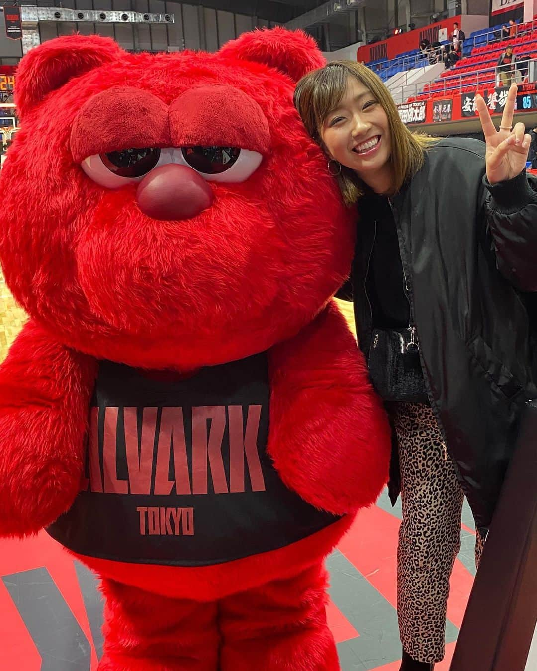 津田菜都美さんのインスタグラム写真 - (津田菜都美Instagram)「2019.11.24* ❤アルバルク東京vsサンロッカーズ渋谷💛 モコモコるーく🐻💤♥️♥️ * 東地区首位対決🔥どっちも凄すぎた😭😭どちらも魅力的チームすぎ😍💯しびれた～あ！ アルバルクの王者の貫禄👑あれだけの強度で当たる渋谷のDFを逆手にとって、。アルバルクレベルの選手だと1試合の中であの強度にアジャストしてしまうんですね😂しかも身体が勝手に。。そしてコート、ベンチ共に駆け引きが素晴らしすぎる😭徹底。徹底。徹底。圧巻👏 #Bリーグ#Bリーグ観戦#アルバルク東京#ALVARK#サンロッカーズ渋谷#sunrockers#アリーナ立川立飛#Bリーグマスコット#るーく」12月10日 18時22分 - tsuda_723_official