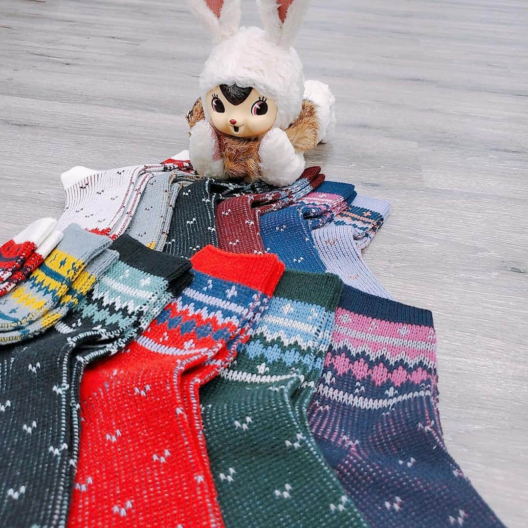 エチカさんのインスタグラム写真 - (エチカInstagram)「. かわいい靴下いっぱいでしょ🧦💕？ 冬らしいデザインがお気に入り〜❄︎❄︎ どれも魅力的すぎて、いっぱい買っちゃった😆 . #2200円以上お買い物すると #オリジナルエコバック #もらえるって #100名限定 #ゲットするしか #無くなり次第終了 . ------------------------------ 店舗名：Tabio Echika池袋店 商品名：ジャガードギザギザ柄ロークルー カラー：レディース・メンズ各6色展開 価格： レディースサイズ 1,320円（税込） メンズサイズ 1,430円（税込） 販売期間：2020/1/31（金）頃まで ------------------------------ . . #エチカ #エチカの日時 #ジャガードギザギザ柄ロークルー #ジャガード織り #靴下 #靴下倶楽部 #19AW #靴下コーデ #靴下好き #靴下屋 #タビオ池袋 #タビオ#エチカ池袋 #池袋 #socks #JacquardWeave #Lovesocks #sockstagram #Tabio池袋 #Tabio #Echika #Echika池袋 #Ikebukuro #🧦」12月10日 18時28分 - echika_love