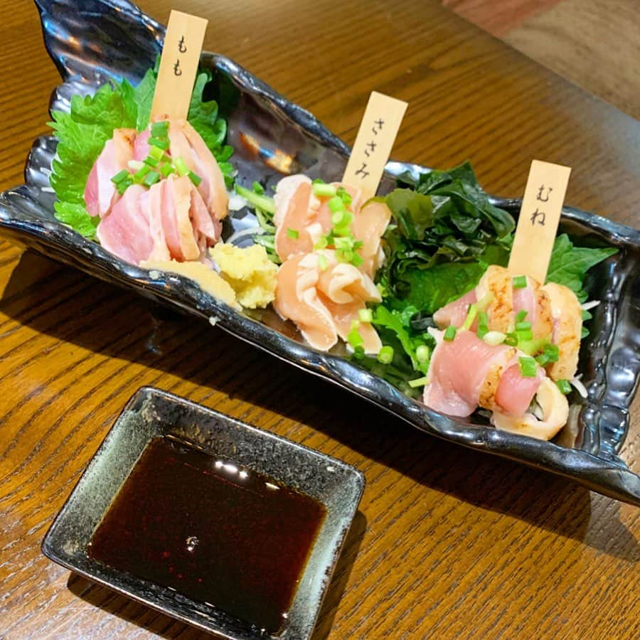 mii_stagramさんのインスタグラム写真 - (mii_stagramInstagram)「💓💓💓 . #飯テロ 🙋‍♀️💣 先週の華金は竹ノ塚にある 「焼鳥が止まらない店 焼き膳 彩鳥｣ @yakizen_ayatori に行って来たよ〜🎶🎶 . お酒の席では焼き鳥って 絶対外せないメニュー🐔 私はお肉の中でも鶏肉が1番好きなんだけど 鳥刺しがあるお店ってなかなかないから 楽しみにしてたんだぁ😊🙌💕 . 鹿児島産鳥刺し3点盛りは 甘めの特製ダレで食べるんだけど 新鮮でクセも臭みもなくて大満足💮💯 友達は初鳥刺しだったんだけど 大絶賛してたよ〜🎶 . . 希少部位である白レバー、ソリレス、ふりそで、ヤワヤワでジューシーで 美味しかったなぁ💕 . メニューも豊富で特に鶏肉好きさんには たまらないお店✊🏾💖 . . 私のInstagramを見て @miyuki.0419.karemari  来店したと伝えて頂ければ 竹野内豊さん・ウエンツ瑛士さんが絶賛した 極上手羽先or激辛手羽先を 人数分サービスしてもらえるんだって💓💞 . . 写真見返してるだけでヨダレ出ちゃうよ🤤💕✨ . . . 🗾 焼鳥が止まらない店　焼き膳　彩鳥 東京都足立区西竹の塚１-12-9 共栄ビル2F https://www.hotpepper.jp/strJ001127482/ . . . . . #彩鳥 #竹ノ塚焼鳥 #竹ノ塚グルメ #焼鳥が止まらない店焼き膳彩鳥 #pr #コラボベース #食レポ#焼き鳥#鶏肉#鶏料理#居酒屋#忘年会#飲み会#女子会#サシ飲み#東京グルメ#足立区#グルメ女子 #グルメ巡り#グルメ部#グルメスタグラム #肉好きな人と繋がりたい #肉食女子 #グルメ好きな人と繋がりたい #インフルエンサー」12月10日 18時39分 - miyuki.0419.karemari