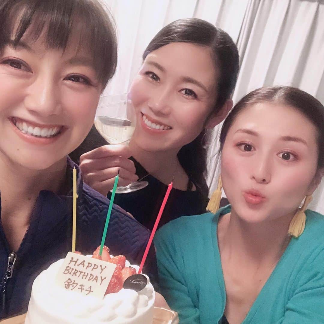 のインスタグラム：「載せるのが遅くなってしまいましたが… まずは日曜日🥰  みたけ山トレイルランが終わってから、真っ直ぐみゆきちゃんの家へ✋自宅に帰らず親友宅😎（笑） みゆき、のりこと乾杯✨🥂✨ birthdayのお祝いしてくれました㊗️ ケーキのプレート🐟（笑）  愛を感じるわぁ❤️いつもありがとう😄  #いつも釣りの話ばっかりしてるから #釣キチ #ムフフフフ #プレートを書いて下さった方もまさか女子だとは思ってないだろう #私です #笑 #いつも #ありがとう #birthday #お祝い #ケーキ #cake #happy #感謝 #釣り行きたい #love  #fishing #親友 #🎂 #🍺 #🍾 #🍷 #🥰」