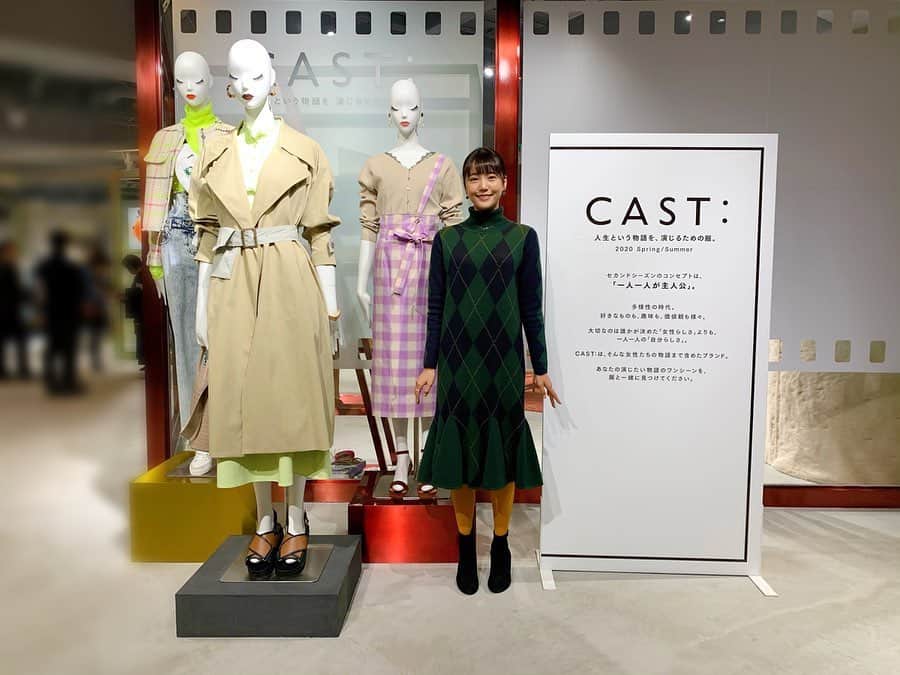 のインスタグラム：「「CAST:」2020 Spring/Summer Collection👗👒 ㅤ @cast_colon さんの2020 S/Sの展示会に行ってきました！ ㅤ マニッシュなテイストを淡いトーンや柔らかい素材で表現したもの、 フェミニンなテイストの中にノスタルジックな雰囲気を感じさせるアイテムや、 女性らしいエレガントな感覚のある新しいストリートスタイルなどがありました！ ㅤ マネキンと並んでみた👥👥 ちなみに、アーガイル柄のワンピースはCAST:さんのです！お気に入りの1枚✨ ㅤ #CAST: #キャストコロン #castcolon」