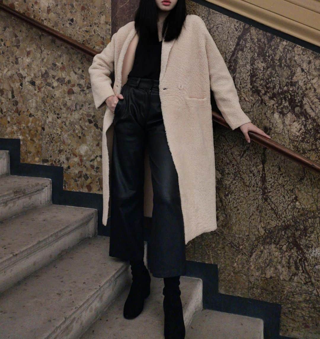 のインスタグラム：「Black leather pants FALZAR & Champagne mérinos boucle coat FICTION . . . . . . . . #sustainableluxury #buylessbuybetter #madeinfrance #craftmanship #fashionconscious #paris #parisienne #parisianstyle #moderesponsable #mode #minimalism #fashion」