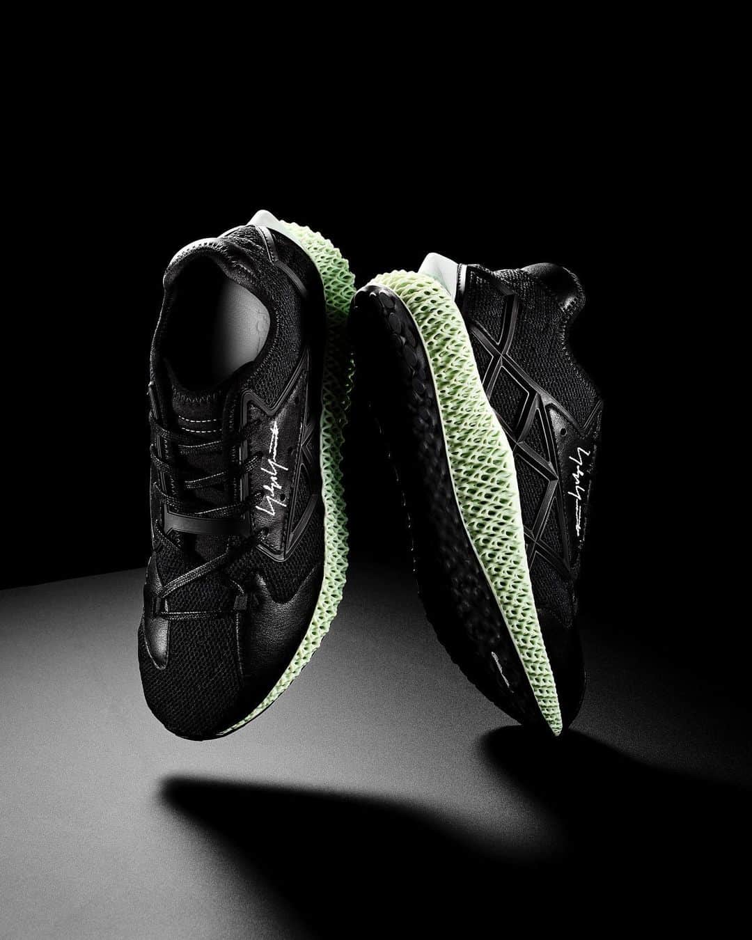 ワイスリーのインスタグラム：「Y-3 RUNNER 4D available today at adidas flagship stores, Y-3 flagship stores and in a selection of retailers worldwide. --- #adidas #Y3 #YohjiYamamoto Discover the collection at adidas.com/y-3」