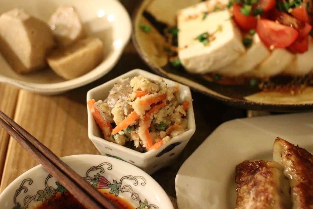 Atsukoさんのインスタグラム写真 - (AtsukoInstagram)「Today's dinner 2019.12.10 ･ ･ 餃子 豆腐とトマトの中華ドレッシングサラダ 里芋煮 おからの炊いたの ほうれん草胡麻和え ･ ･ 手作り餃子でこんばんは。 本当はもっと食べたいところをぐっと堪えて5個にしたのだが。 結局食べ終わってからさらに3個追加して焼く人🙋笑 おからを久しぶりに炊いたけど、美味しいなー。 ･ トマトとおからは、 @coconomi_141  ココノミさんの。おから美味しかったので、リピしたいわ。 パッケージの裏におからサラダのレシピが載ってたんだけど。 今回は炊いてしまったので、次はサラダにしたいなー。 ･ ･ #ココノミ#無農薬野菜宅配#無農薬野菜」12月10日 18時42分 - sakuracafe001