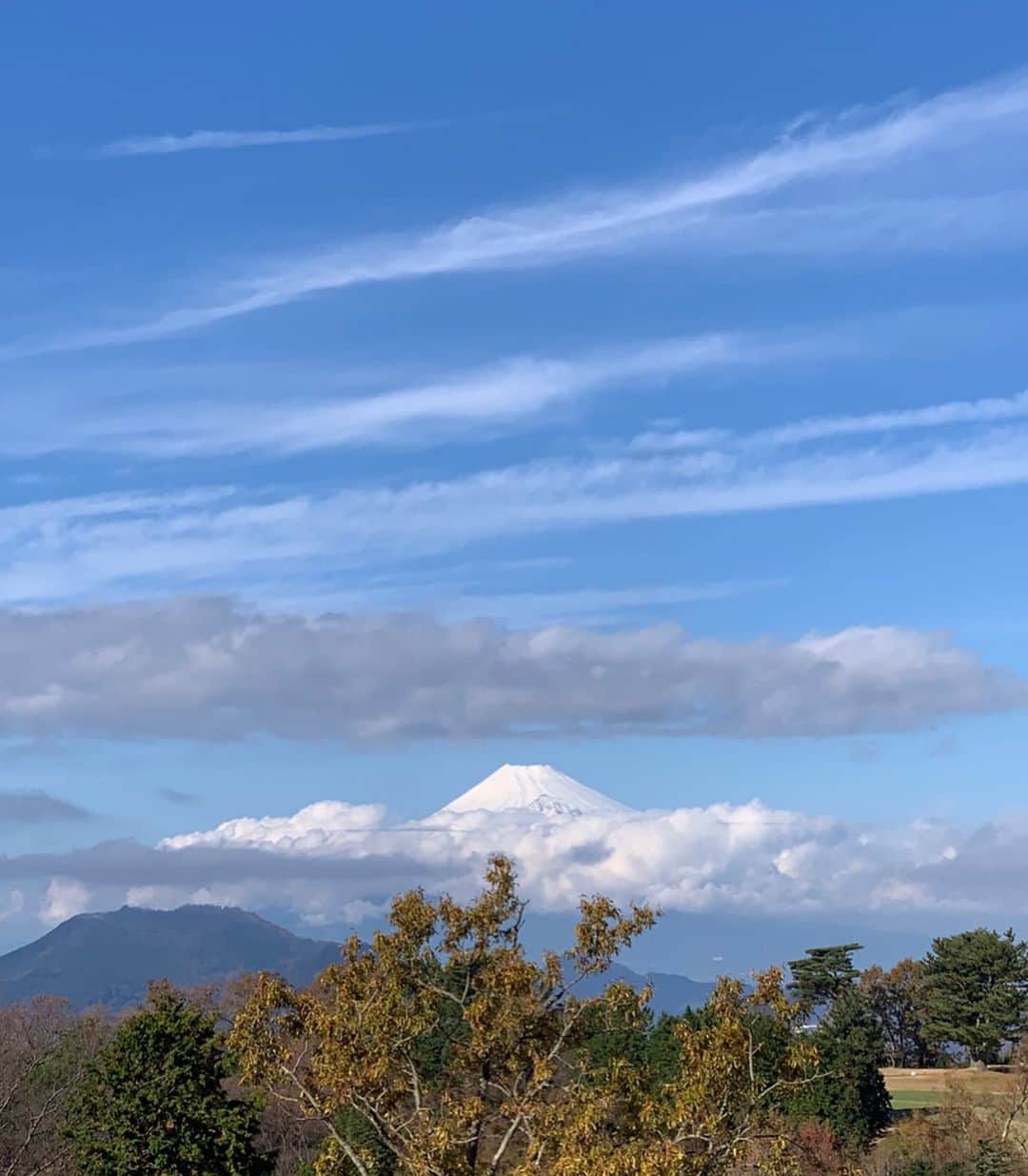 竹内渉さんのインスタグラム写真 - (竹内渉Instagram)「今日のロケ1発目のショットを公開☺️📹🏌️‍♀️まだまだ未熟ですが、ヘッドスピードも最初より速くなってきたと言われて嬉しい😍❤️ theGolfのロケでは珍しく晴天でした🥰笑 富士山が綺麗にみえたよ😋✨ 三觜さん @y.m.golf3284 スタッフの皆さん、今日もありがとうございました💞」12月10日 18時44分 - ayumu_takeuchi