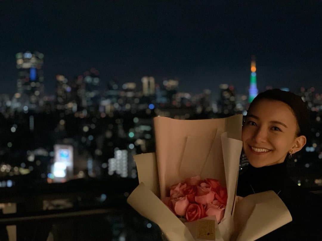 大出千尋のインスタグラム：「. 誕生日ディナーから帰ってきたら、旦那さんからサプライズでピンクのバラの花束とホールケーキのプレゼント💐 嬉しくて、思わず反り返る。笑 . いつもたくさん笑わせてくれてありがとう😊」