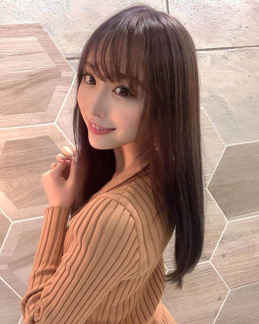 美女美容事情さんのインスタグラム写真 - (美女美容事情Instagram)「《ブルベだから…💇‍♀️✨💕》⠀ *⠀ リポストを使って、素敵な写真📷✨を投稿されてる方を紹介させて頂く⠀⠀⠀⠀ 【💄美女美容事情💅】のコーナーです✨⠀ *⠀⠀⠀⠀⠀⠀⠀ いいねやコメント、フォローして応援してね❤︎🥰🎶⁣⠀ *⠀⠀⠀⠀⠀⠀⠀ 今回ご紹介させて頂きますのは❤︎⠀ 𝐒 𝐎 𝐍さん< @son_ami0511 >の素敵なお写真📸⠀ *⠀ ブルベだからヘアカラーはずっと前からブラウンよりグレー派なのだそう💕この清楚な透明感、溢れんばかりの可愛さ、めちゃめちゃ憧れます🥰美しさに癒されます😊❤️⠀ *⠀⠀ 𝐒 𝐎 𝐍さんのアカウントには他にも素晴らしい投稿が沢山ありますので是非覗いてみてくださいね💁‍♀️💙⠀ *⠀⠀ 𝐒 𝐎 𝐍さん< @son_ami0511 >⠀ 素敵な投稿ありがとうございました☺️📸✨⠀⠀⠀⠀⠀⠀⠀⠀ △▼△▼△▼△▼△▼△▼△▼△▼△▼⠀⠀⠀⠀⠀⠀⠀⠀⠀⠀⠀⠀⠀⠀⠀⠀⠀⠀⠀⠀⠀⠀⠀⠀⠀⠀⠀⠀⠀⠀⠀⠀⠀ ❤🧡💛「美女美容事情」💚💙💜⠀⠀⠀⠀⠀⠀⠀⠀⠀⠀⠀⠀⠀⠀⠀ 👇掲載ご希望の方は👇⠀⠀⠀⠀⠀⠀⠀⠀⠀⠀⠀⠀⠀⠀⠀⠀ @b_b_j.jタグ付けと🖤 # ビジョビ⠀🖤⠀⠀⠀⠀⠀⠀⠀⠀⠀⠀⠀⠀⠀⠀⠀ をタグ付けお願いします✨⠀⠀⠀⠀⠀⠀⠀⠀⠀⠀⠀⠀⠀⠀⠀⠀ ――――――――――――――――⠀⠀⠀⠀⠀⠀⠀⠀⠀⠀⠀⠀⠀⠀⠀⠀⠀⠀⠀⠀⠀⠀⠀ ～姉妹アカウントのご紹介～⠀⠀⠀⠀⠀⠀⠀⠀⠀⠀⠀⠀⠀⠀⠀⠀⠀⠀⠀⠀⠀⠀⠀⠀⠀⠀⠀ ◇美容情報を紹介している«美女美容事情～Beauty～»⠀⠀⠀⠀⠀⠀⠀⠀⠀⠀⠀⠀⠀⠀⠀⠀⠀⠀⠀⠀⠀⠀⠀⠀⠀⠀ ( @b_b_j.j_b )⠀⠀⠀⠀⠀⠀⠀⠀⠀⠀⠀⠀⠀⠀⠀⠀⠀⠀⠀⠀⠀⠀⠀⠀⠀⠀⠀ ◇美しい旅スポット紹介をしている«美 spot»⠀⠀⠀⠀⠀⠀⠀⠀⠀⠀⠀⠀⠀⠀⠀⠀⠀⠀⠀⠀⠀⠀⠀⠀⠀ ( @b__spo )⠀⠀ ⠀⠀⠀⠀⠀⠀⠀⠀⠀⠀⠀⠀ よかったらこちらも覗いてみてね✨⠀ ――――――――――――――――⠀⠀⠀ #オシャレ #ファッション ⠀⠀⠀⠀ #大人カジュアルコーデ ⠀⠀⠀⠀ #オトナ女子 #アクティブ女子 ⠀⠀⠀⠀⠀ #美意識向上 #セミロング ⠀ #美意識 ⠀ ⠀⠀⠀⠀⠀⠀⠀⠀⠀ #女子力 #女子力向上 ⠀⠀⠀⠀⠀ #beauty #冬服 ⠀⠀⠀⠀ #お出かけコーデ ⠀⠀⠀⠀⠀ #ファッション好き ⠀ #冬コーデ #ニットコーデ ⠀⠀⠀⠀⠀⠀⠀⠀ #トリートメント #女子力アップ⠀⠀⠀⠀⠀⠀⠀⠀⠀ #カジュアルファッション ⠀⠀⠀⠀ #女子力 #女子力向上⠀⠀⠀⠀⠀⠀⠀⠀⠀⠀ #naturalbeauty #ヘアカラー ⠀ #カメラ女子 #カメラ⠀⠀⠀⠀⠀ #ロングヘア⠀#ヘアスタイル⠀⠀⠀⠀ #japanese #japanesegirl」12月10日 18時57分 - b_b_j.j