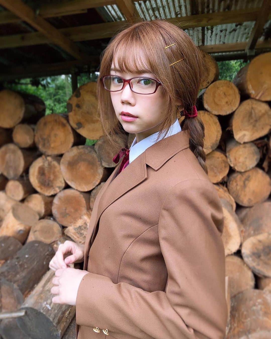 千田麻実のインスタグラム：「井口昇監督が手掛ける人気漫画を実写化した『#巨蟲列島 』のショート実写ムービーに成瀬千歳役で出演しました。劇場版アニメの予告動画です。巨大なジガバチは実物大の造形で再現されていて、本当に凄い迫力。#熱海怪獣映画祭 でも特別上演されるなど注目作品となっております。撮影は森の中で実際に全速力で走ったり闘ったり、、間近で見るジガバチに気持ち悪いながらも完成度の高さに釘付けでした。⠀ ⠀ オールアップ後のオフショットが大戦闘を終えて一番ボロボロだったけどこちらは上手く隠せました(ニコッ)💐⠀ ⠀ https://youtu.be/Si43KehNc-U」