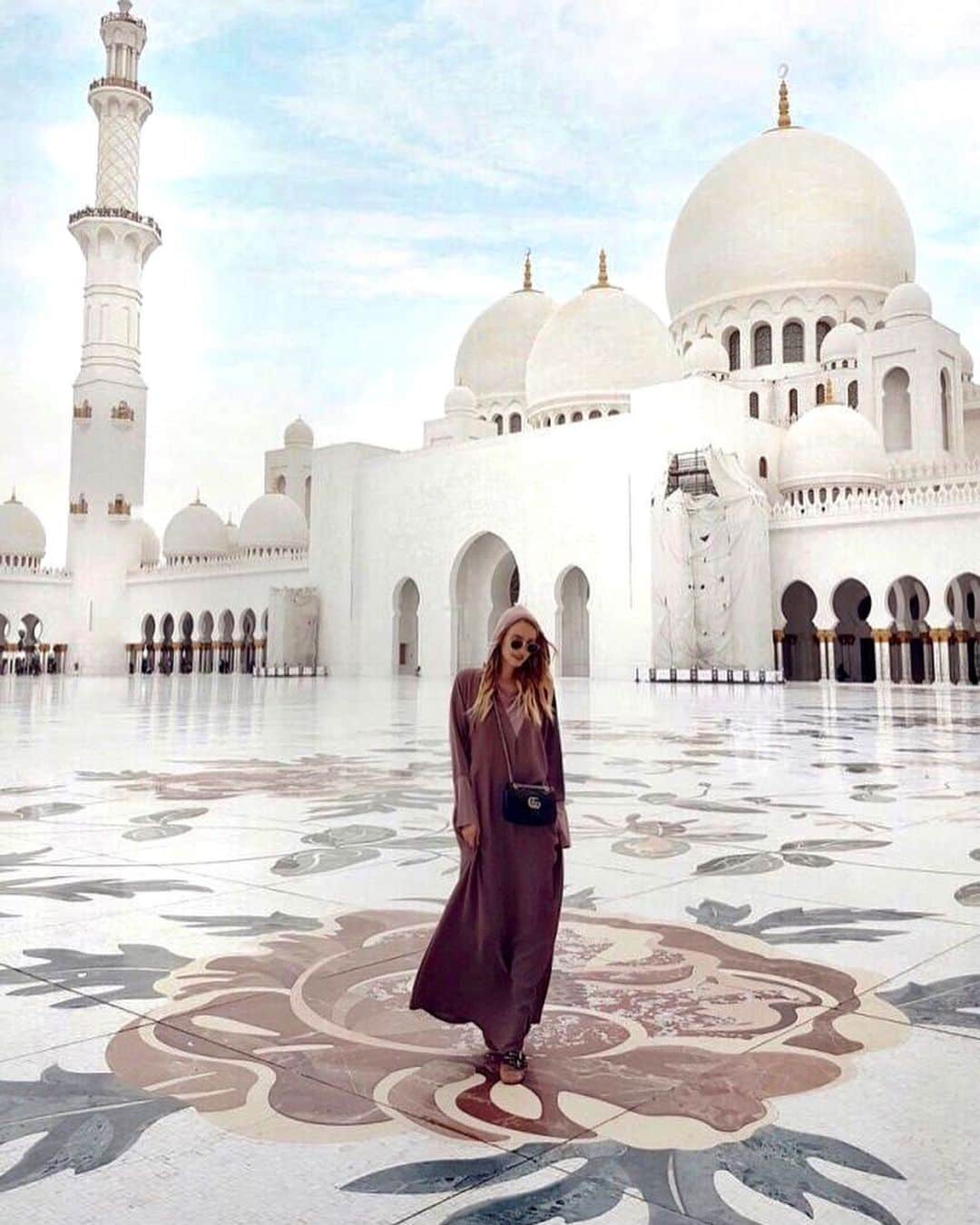 レオニー・ハンネさんのインスタグラム写真 - (レオニー・ハンネInstagram)「4th time #InAbuDhabi and at the Sheikh Zayed Grand Mosque. 🕌  Anzeige/Ad 2019, 2017, 2016 - Swipe for some @visitabudhabi memories and some strong Lightroom filters. What hasn’t changed over the years is that I always bring a cute bag.🦄😬」12月11日 4時18分 - leoniehanne