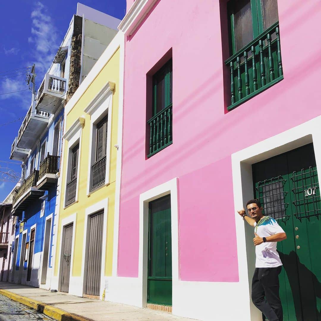 鈴木優さんのインスタグラム写真 - (鈴木優Instagram)「プエルトリコで1番の観光名所と言ってもいいオールドサンファンに行ってきました！ ヨーロッパ人による統治時代にほとんどの人々が住んでいた場所で、その雰囲気が今でも色濃く残っています。 ヨーロッパ風の街並みに、南米風のカラフルなエッセンスが加わっており、あっちにもこっちにも、インスタ映えする可愛い壁だらけなのです。 若干サイト参照😁  #プエルトリコ🇵🇷 ＃オールドサンファン #インスタ映え #間違いないね  #残りももう１０日ほど #収穫しかない #来季に向けて」12月11日 4時27分 - suzuqgram