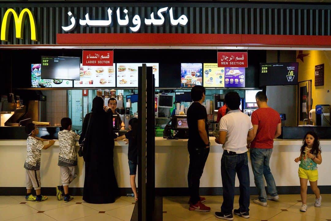 のインスタグラム：「Photo by @tasneemalsultan | Saudi Arabia ends gender segregation in restaurants after years of providing two entrances: one for women and families and another for men. This photo was taken before the announcement at one of the biggest malls in the capital city. #riyadh #saudiarabia」