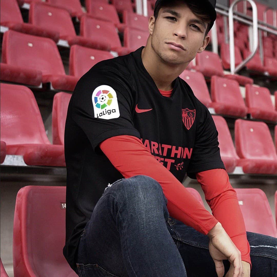 オリベル・トーレスのインスタグラム：「Lleva tu orgullo más allá del campo #SalALaCalle con una Edición Limitada. ¡Ya disponible en http://bit.ly/342LQmV @tiendasevillafc ! #WeareSevilla #NuncaTeRindas @marathonbet.es」