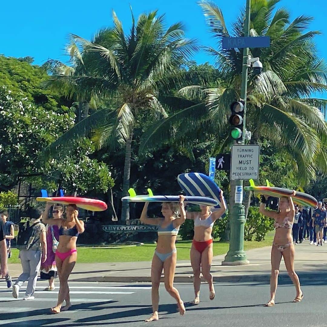 マキ・コニクソンさんのインスタグラム写真 - (マキ・コニクソンInstagram)「Good morning from Waikiki!!This is Hawaii!!🏄‍♀️🏄🏄‍♂️だよねーっ！😊 ワイキキではサーフボードを頭の上に乗せて歩いているサーファー達を良く見かけます！ このような”日常よく見る光景”が私の大好物！😋今日も愛に溢れたハッピーな1日になります様に！💕💕 #ハワイのおすそ分け🤙🏼 #たわいない光景が大好き！😊」12月11日 5時04分 - makikonikson
