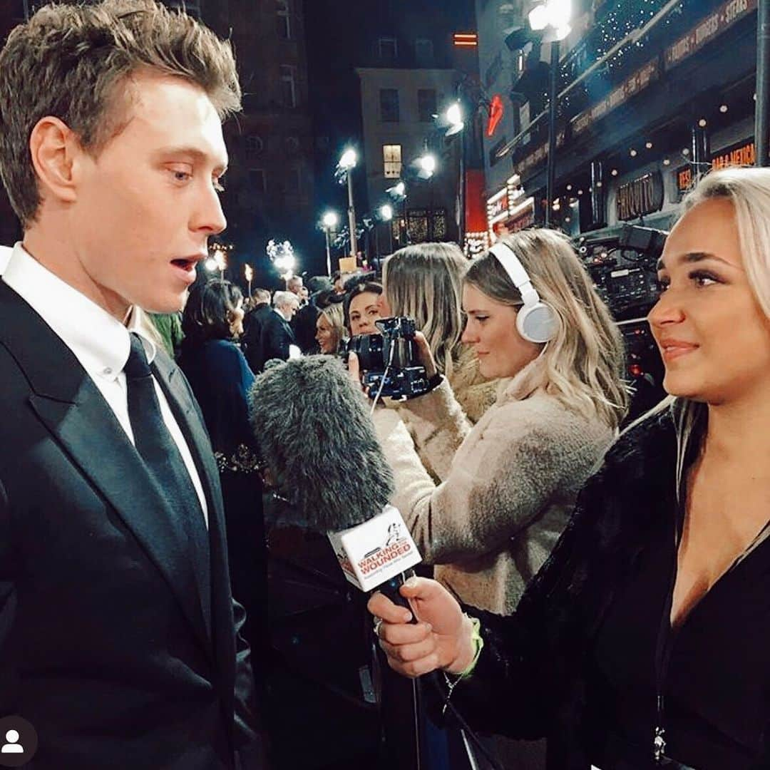 ローレン・プラットのインスタグラム：「Last week I had the pleasure of interviewing some of the amazingly talented cast & creators of the new 1917 movie at the world premiere! It was a proper ‘pinch me’ moment🤪 the film was OUT OF THIS WORLD!! So cleverly executed, I felt like I held my breath the whole way through! Thank you so much to @ivybludresses for my beautiful dress as well! Make an appointment with them for any social occasions coming up guys! #1917movie #1917  #worldpremiere #1917premiere #redcarpet #redcarpetready」